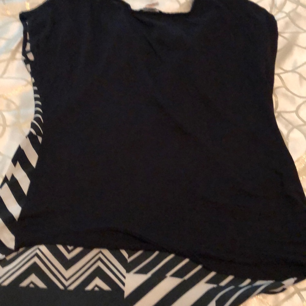 Bundle Blk/Wht tops both MD - Picture 5 of 8